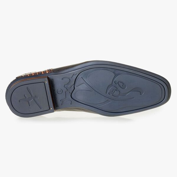 Cognacfarbener Kalbsleder-Schn&uuml;rschuh mit Eidechsenprint
