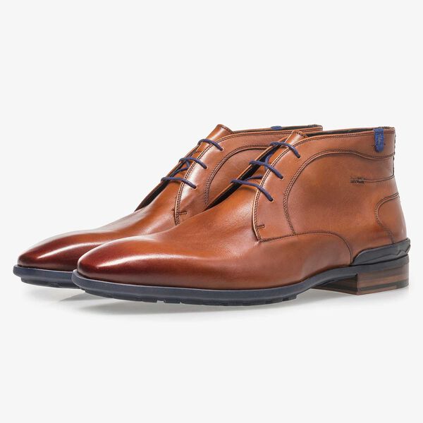 Cognacfarbener Kalbsleder-Schn&uuml;rstiefel