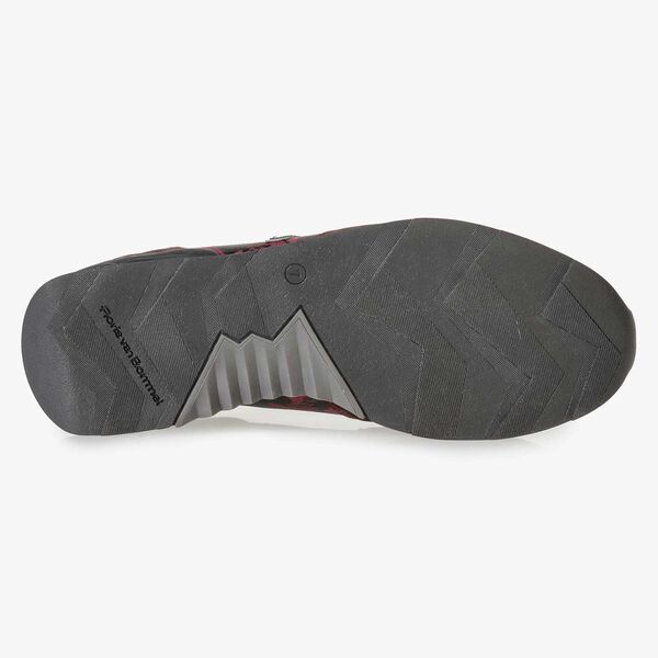 Roter Wildleder-Sneaker