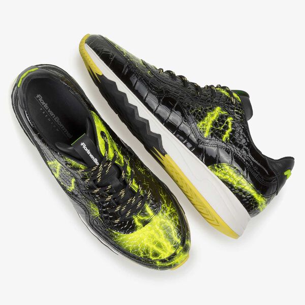 Schwarzer Lackleder-Sneaker mit gelbem Print