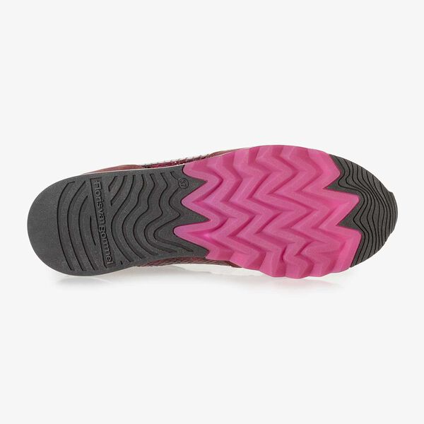 Roter Wildleder-Sneaker mit Schlangenprint