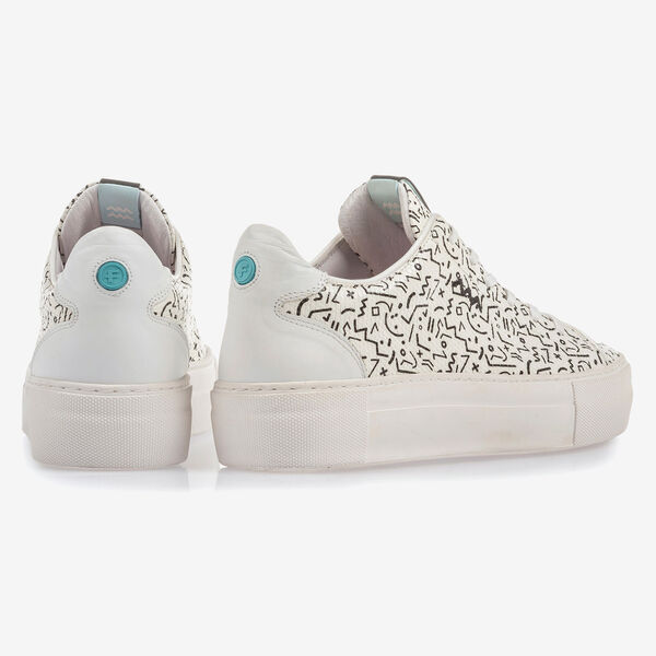 Wei&szlig;er Leder-Sneaker mit schwarzem Print