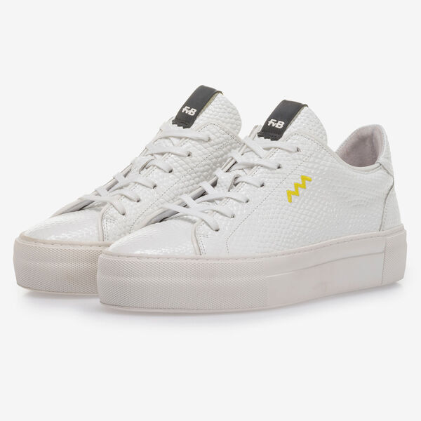 Wei&szlig;er Leder-Sneaker mit feiner Struktur