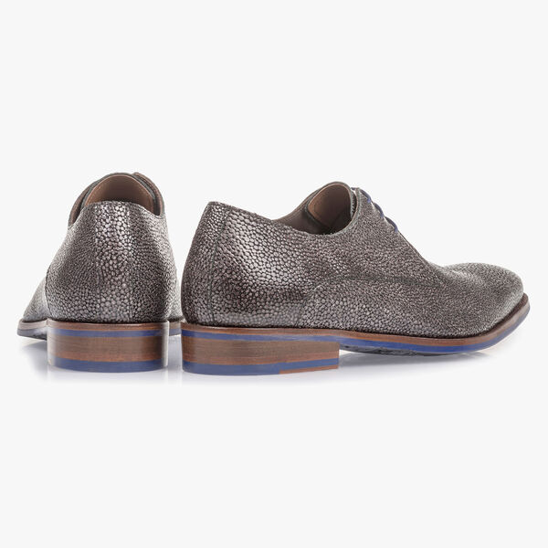 Grauer Schn&uuml;rschuh mit Metallic-Print