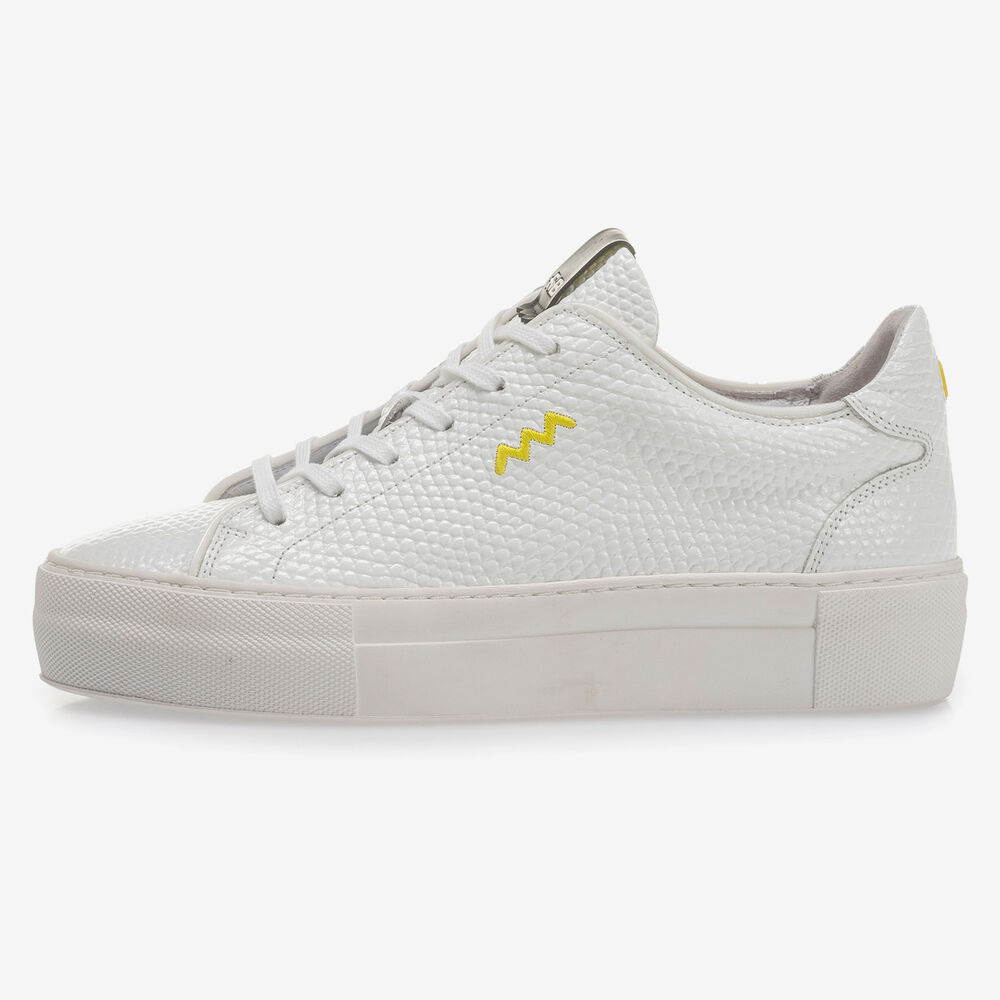 Wei&szlig;er Leder-Sneaker mit feiner Struktur