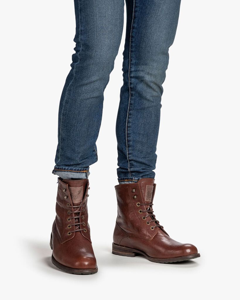 Lambskin lined lace boot cognac