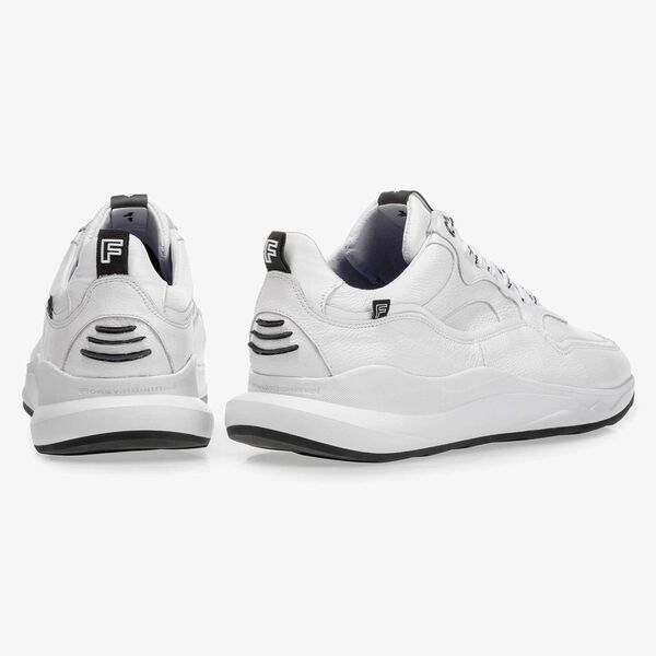 Wei&szlig;er Kalbsleder-Sneaker mit dezentem Strukturmuster