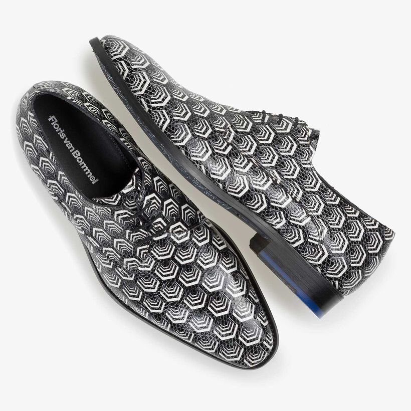 Wei&szlig;er Kalbsleder-Schn&uuml;rschuh mit schwarzem Print