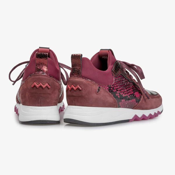 Roter Wildleder-Sneaker mit Schlangenprint