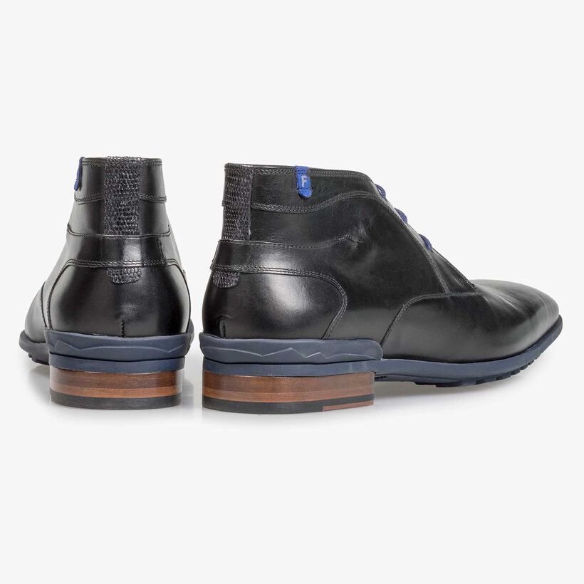 Schwarzer Kalbsleder-Schn&uuml;rstiefel