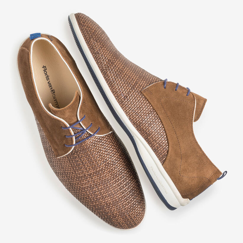 Brauner Schn&uuml;rschuh aus geflochtenem Leder