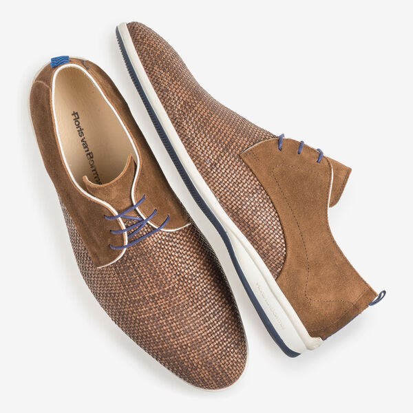 Brauner Schn&uuml;rschuh aus geflochtenem Leder