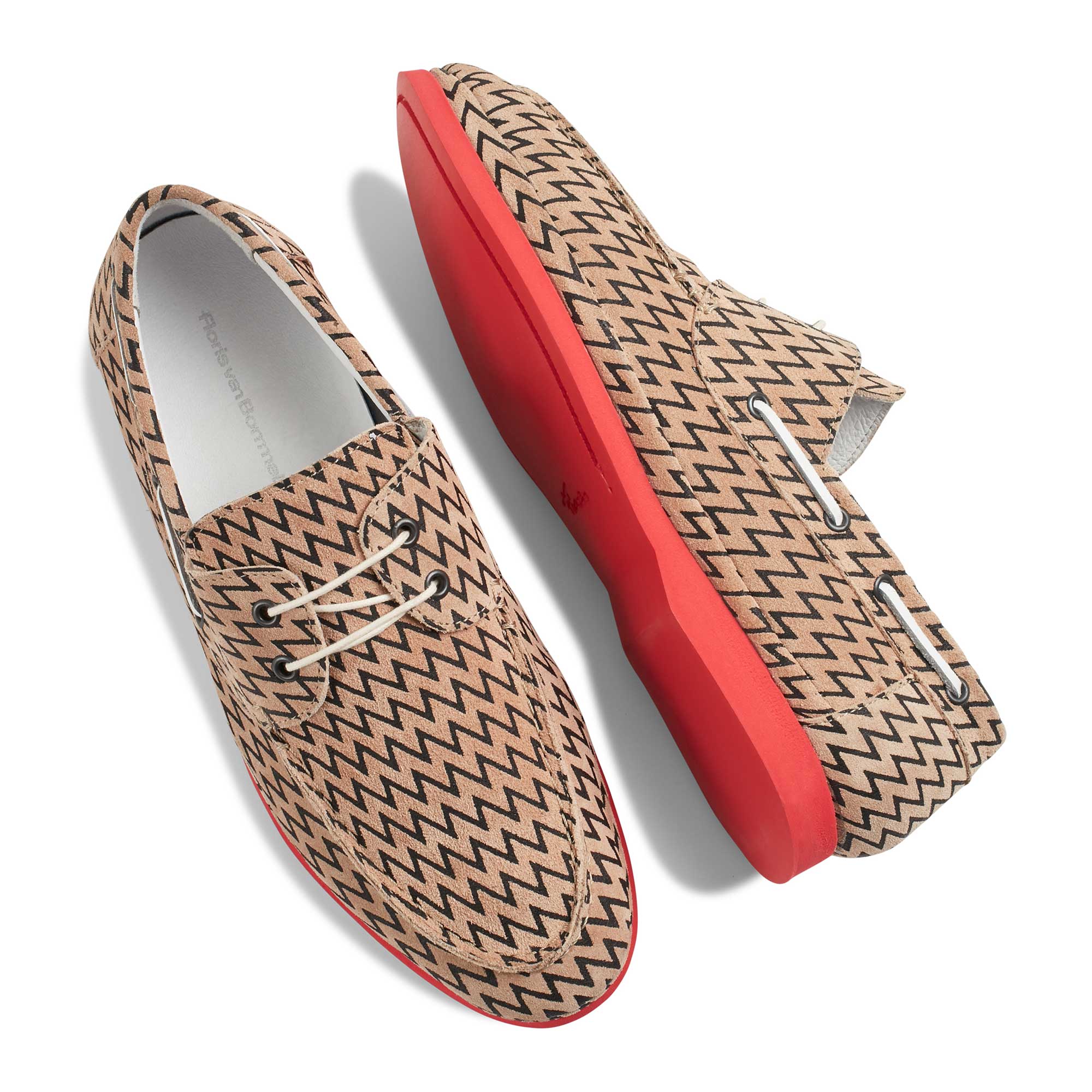 15033/03 - Sandfarbener Bootsschuh Mit schwarzem Zick-Zack-Muster 15033/03 - Sandfarbener Bootsschuh Mit schwarzem Zick-Zack-Muster