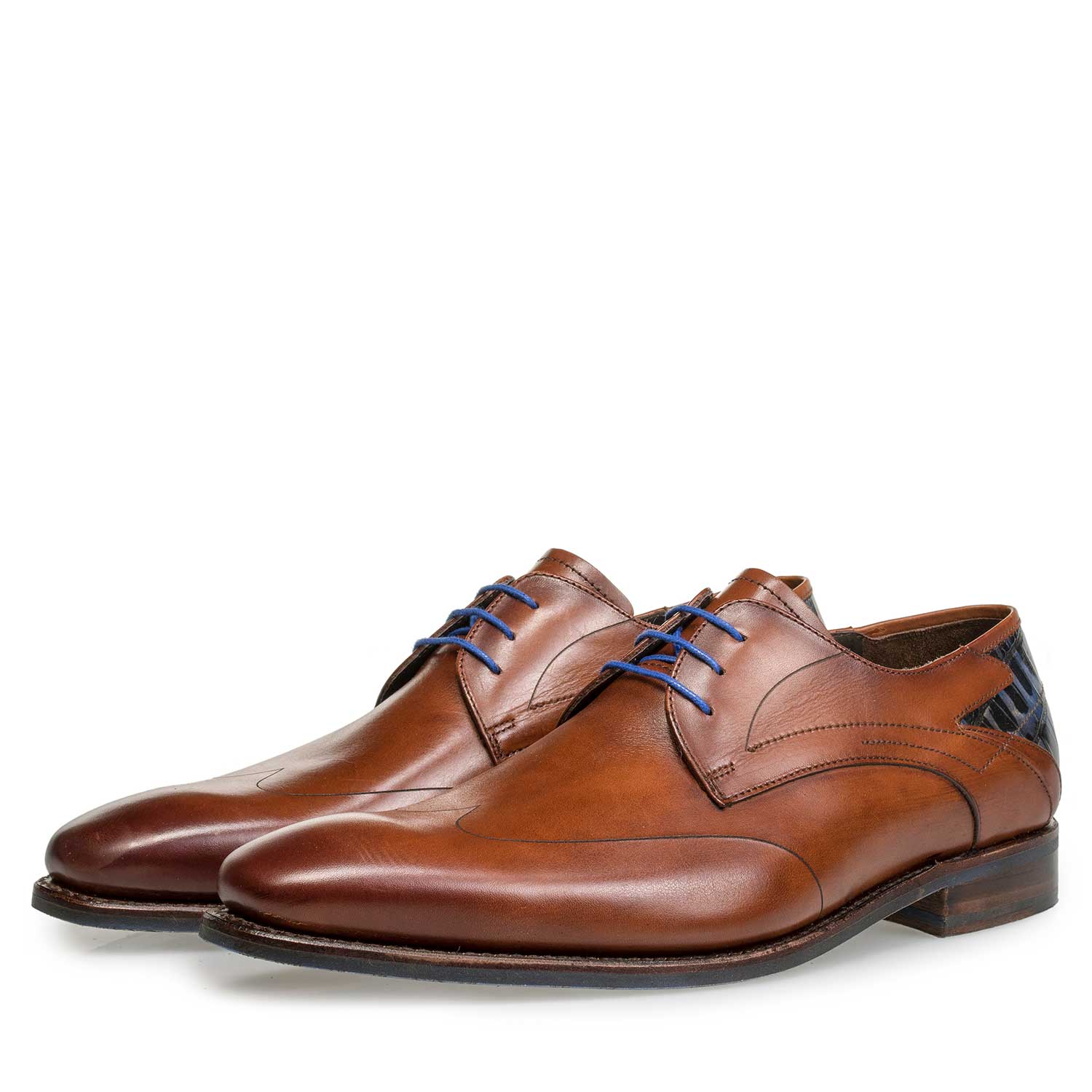 18074/00 - Cognac-coloured lace shoe with croco relief pattern 18074/00 - Cognac-coloured lace shoe with croco relief pattern