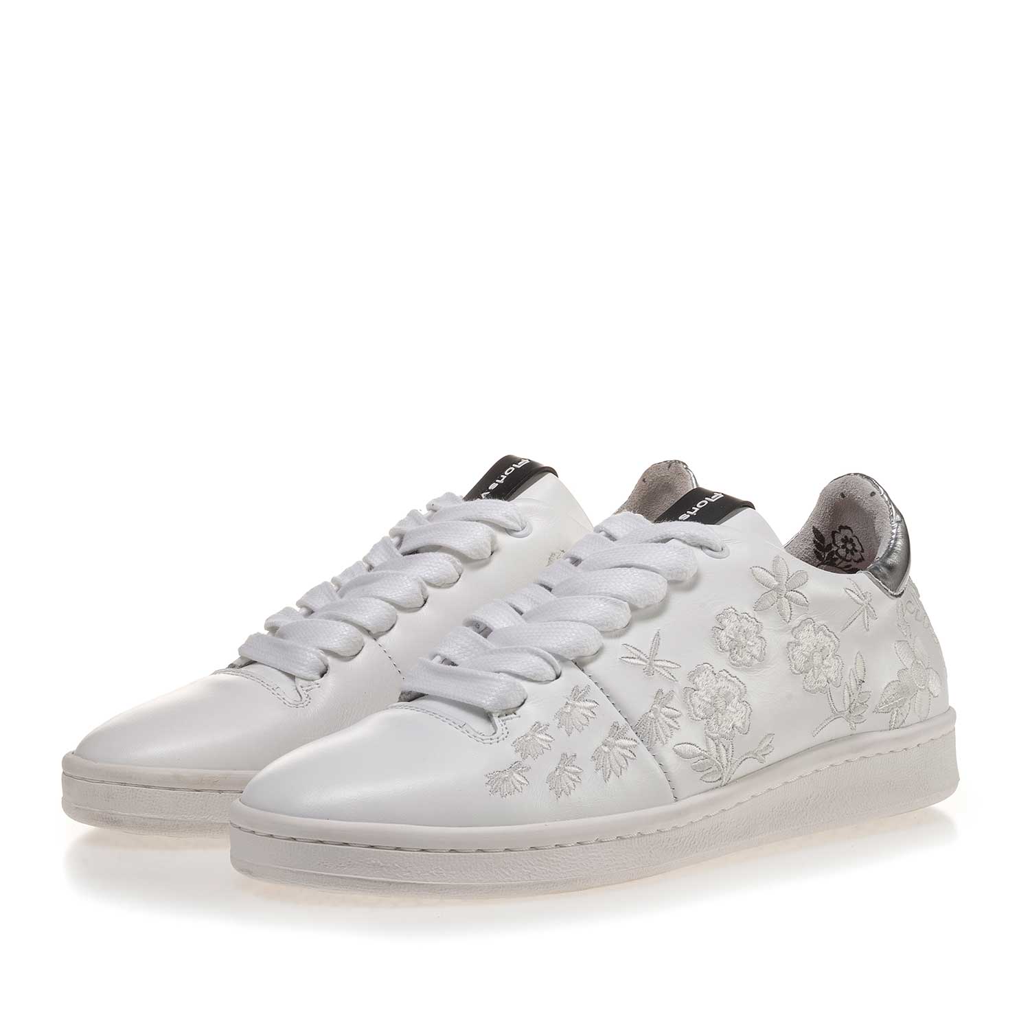 85235/01 - White leather sneaker with floral embroidery stitching 85235/01 - White leather sneaker with floral embroidery stitching
