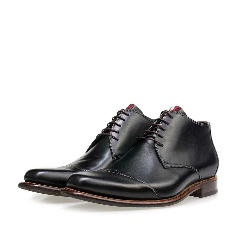 10077/00 - Schwarzer halbhoher Leder Schnürstiefel 10077/00 - Schwarzer halbhoher Leder Schnürstiefel