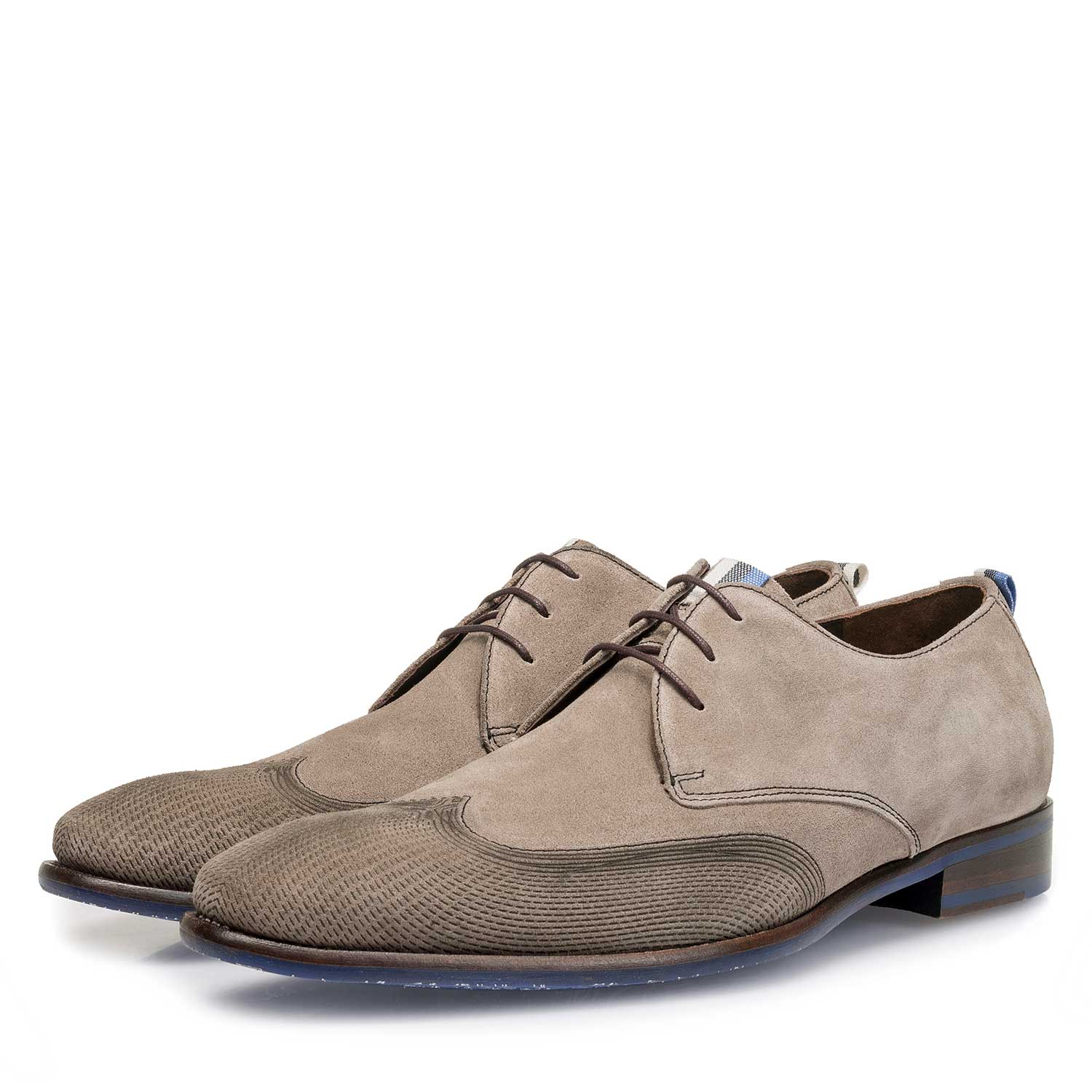 18082/05 - Taupefarbener Kalbswildleder-Schnürschuh mit Lasermuster 18082/05 - Taupefarbener Kalbswildleder-Schnürschuh mit Lasermuster