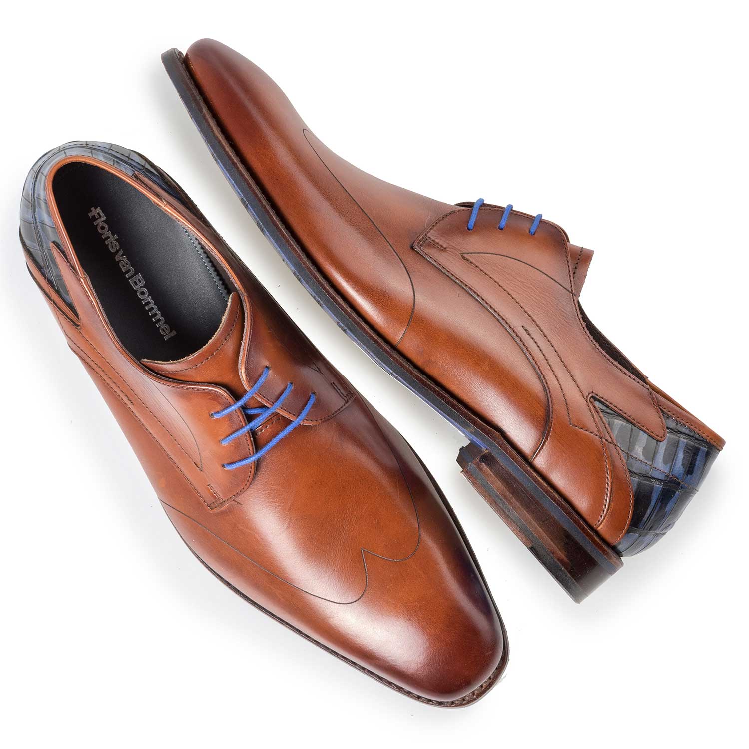 18074/00 - Cognac-coloured lace shoe with croco relief pattern 18074/00 - Cognac-coloured lace shoe with croco relief pattern
