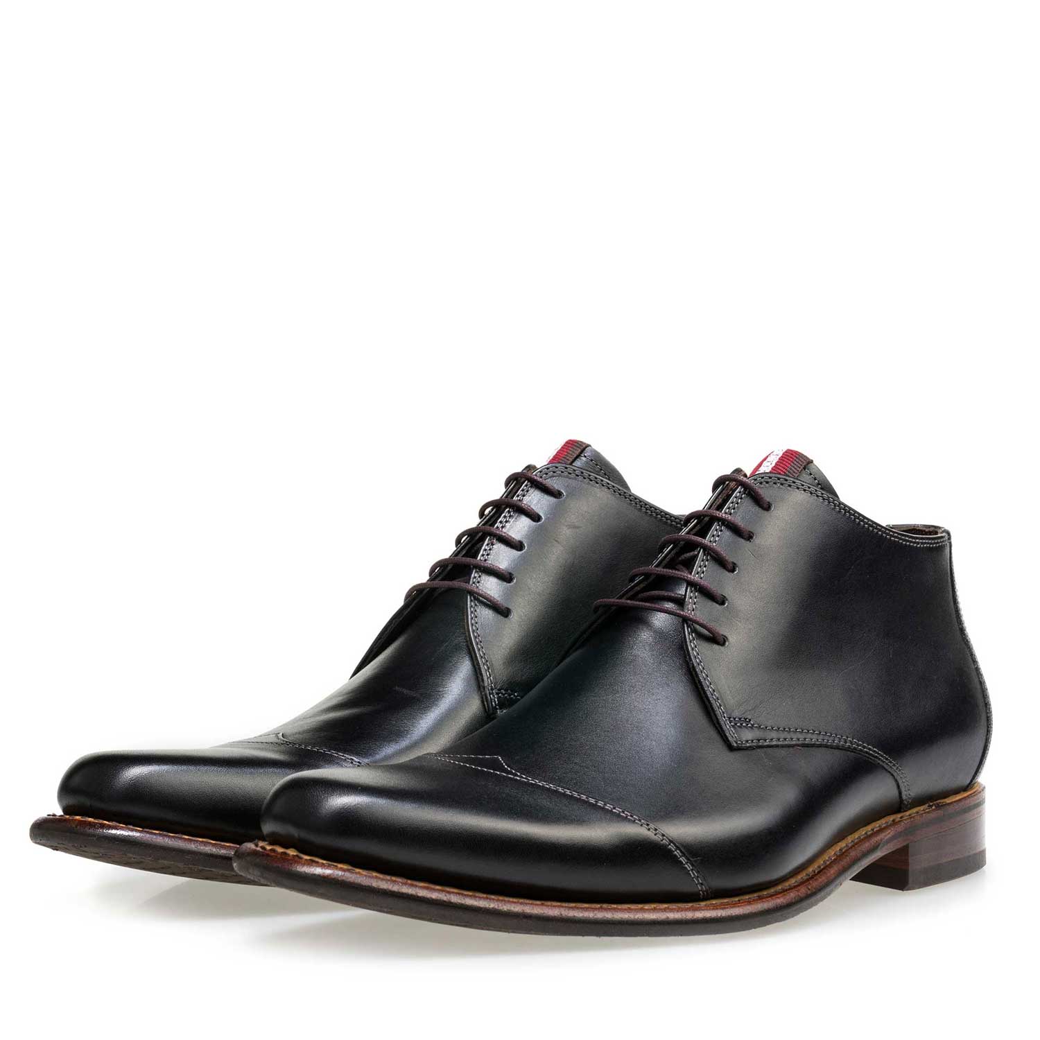 10077/00 - Black mid-high leather lace boot 10077/00 - Black mid-high leather lace boot