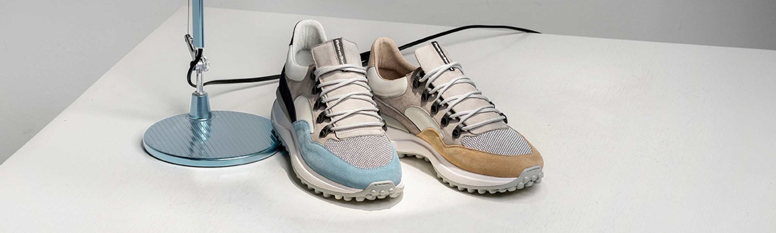 Blaue Sneaker